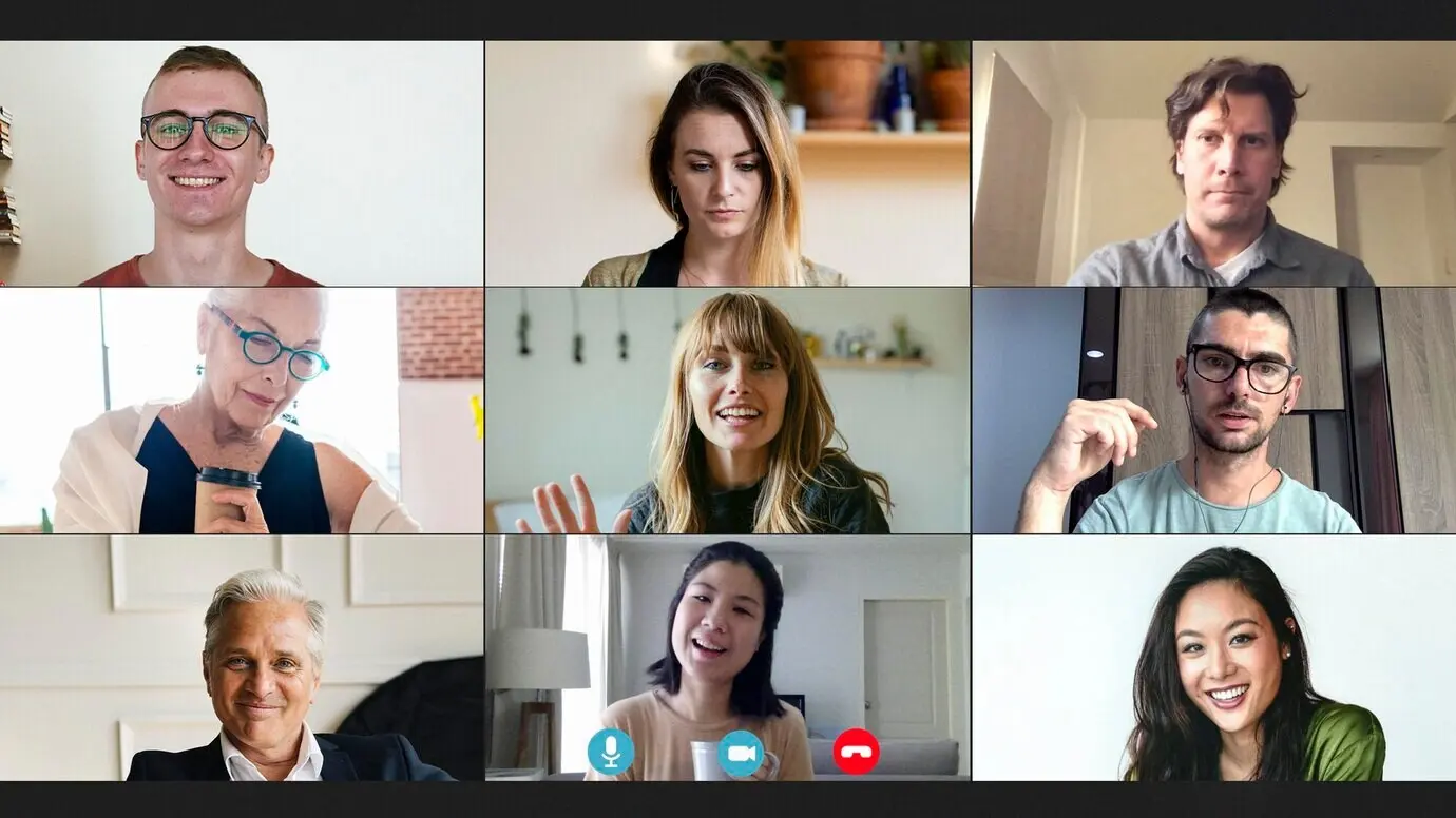 Kollegen halten während der Coronavirus-Pandemie eine Videokonferenz ab.