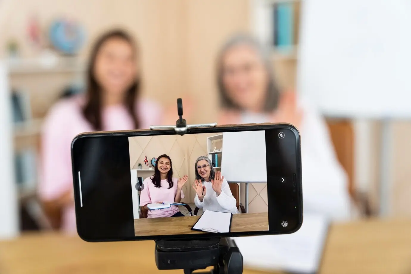 Englischlehrkräfte halten gemeinsam Unterricht.